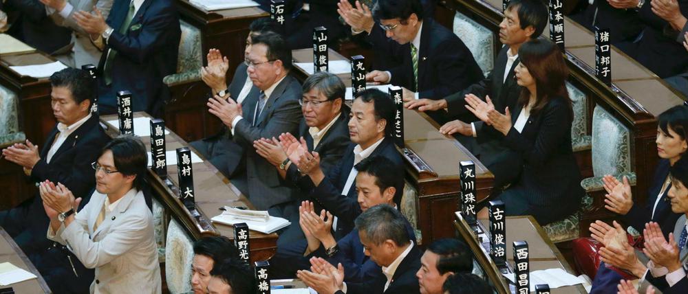 Applaus im japanischen Parlament nach der Verabschiedung der neuen Militärdoktrin, die Auslandseinsätze der Streitkräfte ermöglicht.