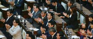 Applaus im japanischen Parlament nach der Verabschiedung der neuen Militärdoktrin, die Auslandseinsätze der Streitkräfte ermöglicht.