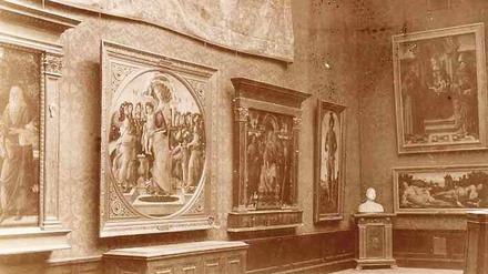 Botticelli in Berlin. Blick in die Ausstellung der Gemäldegalerie und der Skulpturensammlung im Kaiser-Friedrich-Museum, Raum 38, Florentinische Gemälde des 15. Jahrhunderts, 1904. 