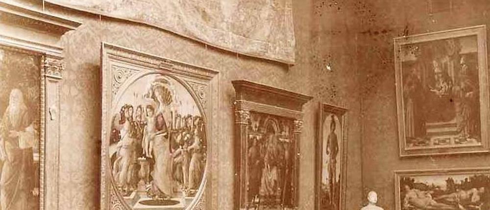 Botticelli in Berlin. Blick in die Ausstellung der Gemäldegalerie und der Skulpturensammlung im Kaiser-Friedrich-Museum, Raum 38, Florentinische Gemälde des 15. Jahrhunderts, 1904.