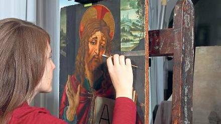 Letzte Retuschen. Restauratorin Ramona Roth ist fast fertig mit der Wiederherstellung des Andachtsbildes von Botticelli, das von Würmern durchlöchert und im Bereich des Gesichts des Christus stark gestört war. 