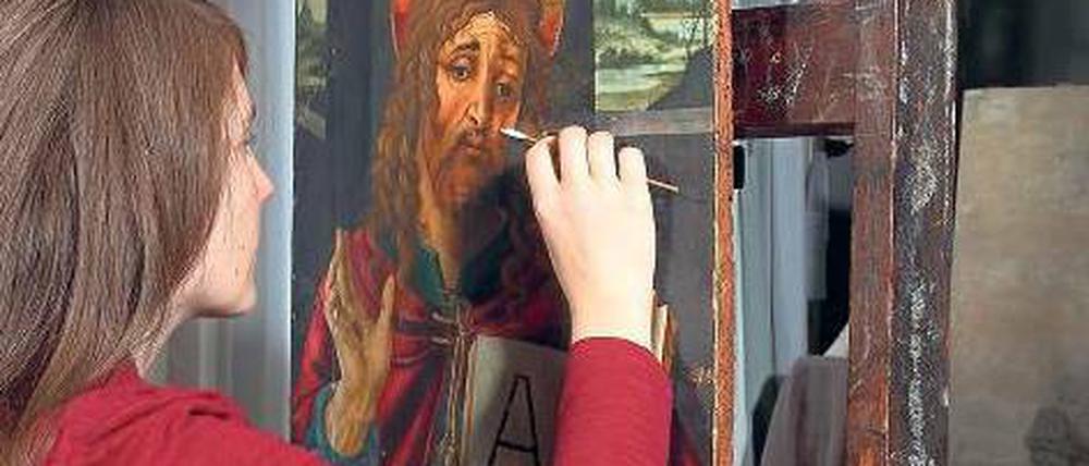 Letzte Retuschen. Restauratorin Ramona Roth ist fast fertig mit der Wiederherstellung des Andachtsbildes von Botticelli, das von Würmern durchlöchert und im Bereich des Gesichts des Christus stark gestört war. 