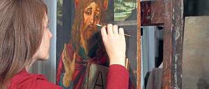 Letzte Retuschen. Restauratorin Ramona Roth ist fast fertig mit der Wiederherstellung des Andachtsbildes von Botticelli, das von Würmern durchlöchert und im Bereich des Gesichts des Christus stark gestört war. 