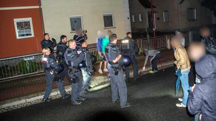 Polizisten haben die Notunterkunft in Bischofswerda gesichert. Begleitet von ausländerfeindlichen Pöbeleien konnten die Flüchtlinge dann einziehen. 