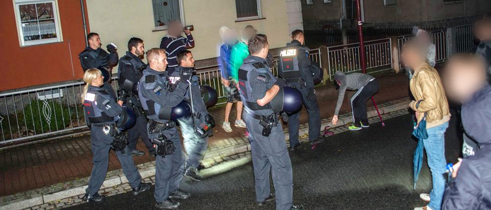 Polizisten haben die Notunterkunft in Bischofswerda gesichert. Begleitet von ausländerfeindlichen Pöbeleien konnten die Flüchtlinge dann einziehen. 