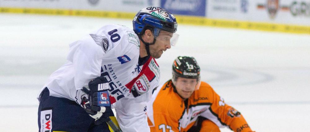 Darin Oliver auf dem Weg zum 1:0 für die Eisbären Berlin.