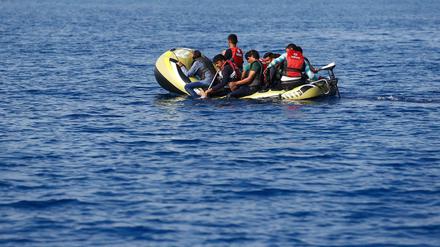 In einem Schlauchboot mit kleinem Motor versuchten diese Flüchtlinge am Samstag, die griechische Insel Kos zu erreichen.