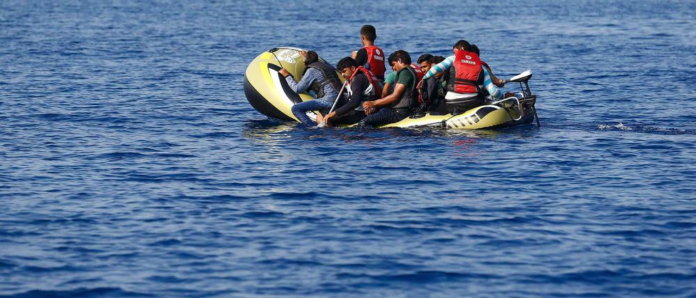 In einem Schlauchboot mit kleinem Motor versuchten diese Flüchtlinge am Samstag, die griechische Insel Kos zu erreichen.