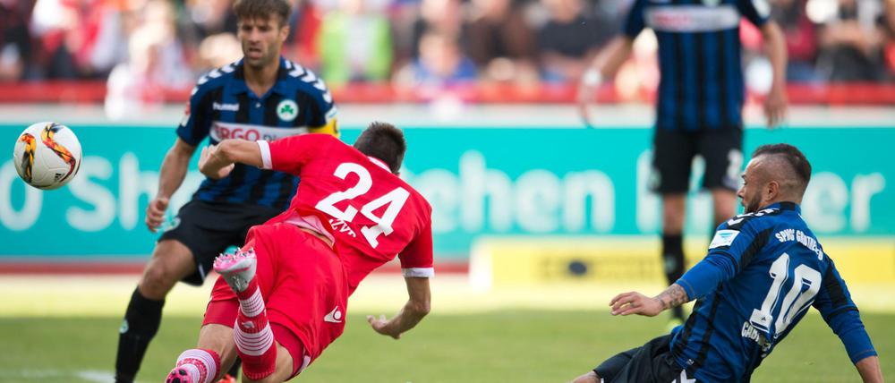 Steven Skrzybski (mit der Rückennummer 24) erzielte 1:0 für den 1. FC Union. 