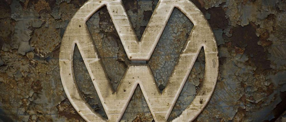 Das verwitterte Logo von VW