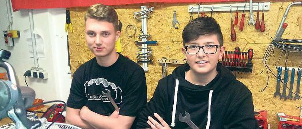 Schlüssel zum Glück. Die Zehntklässler Sidney (links) und Kaan arbeiten besonders gerne mit Maschinen. 