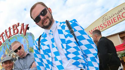 Ein US-Amerikaner mit maßgeschneidertem weiß-blauen Rautenanzug posiert auf dem Oktoberfest in München. Die 182. Wiesn dauert bis zum 04.10.2015 und wird wieder rund sechs Millionen Besucher aus aller Welt anlocken.