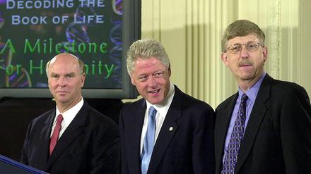 Meilenstein. Der amerikanische Präsident Bill Clinton (Mitte) und die Genforscher Craig Venter (links) und Francis Collins (rechts) bei der Vorstellung des entzifferten menschlichen Genoms im Weißen Haus am 26. Juni 2000.