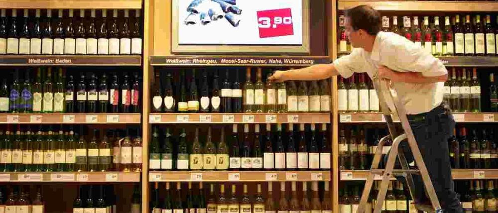 Die Billig-Discounter wollen etwas abhaben vom Image der Supermarktketten und setzen zunehmend auf teurere Weine.