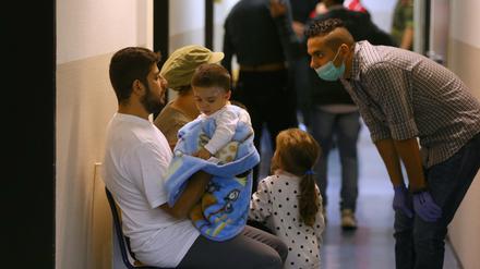 Flüchtlinge werden in der Polizeiakademie Wertheim (Baden Württemberg) medizinisch versorgt. Gesundheitsminister Hermann Gröhe plant offenbar künftig eine Gesundheitskarte für Flüchtlinge.