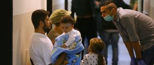 Flüchtlinge werden in der Polizeiakademie Wertheim (Baden Württemberg) medizinisch versorgt. Gesundheitsminister Hermann Gröhe plant offenbar künftig eine Gesundheitskarte für Flüchtlinge.