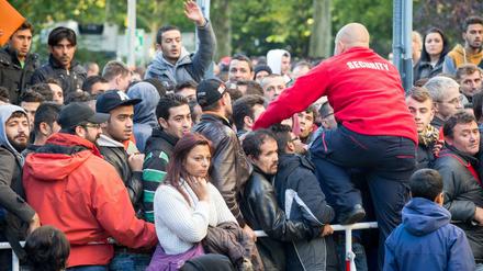 Am Lageso ist die Sitatuion unter den Flüchtlingen wegen der langen Wartezeit für die Registrierung gespannt.