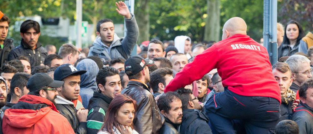 Am Lageso ist die Sitatuion unter den Flüchtlingen wegen der langen Wartezeit für die Registrierung gespannt.