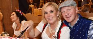 Claudia Effenberg und Mann Stefan Effenberg mit Geburstagstorte beim 50 Geburstag von Claudia Effenberg im Weinzelt am 2 Tag Oktoberfest. 