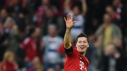 Robert Lewandowski zeigt es an: Der Angreifer des FC Bayern München hat gegen den VfL Wolfsburg fünf Mal getroffen.