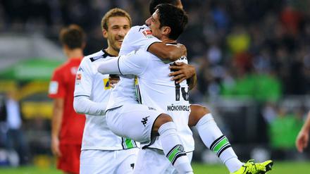 Gladbacher Glückseligkeit: Nach seinem Tor zum 3:0 nimmt Lars Stindl den Vorlagengeber Raffael in den Arm.