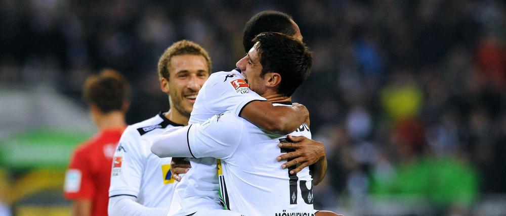 Gladbacher Glückseligkeit: Nach seinem Tor zum 3:0 nimmt Lars Stindl den Vorlagengeber Raffael in den Arm.