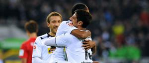 Gladbacher Glückseligkeit: Nach seinem Tor zum 3:0 nimmt Lars Stindl den Vorlagengeber Raffael in den Arm.