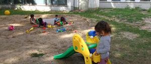 Für die neuen Flüchtlingsheime (hier am Waldschluchtpfad in Gatow ) braucht das Land Berlin viel Geld.