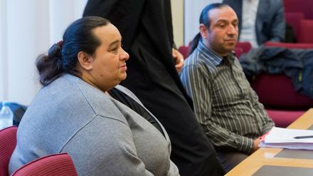 Like Muja (l) und Juliano Muja, die Eltern der getöteten Jenisa, sitzen am Dienstag im Landgericht in Hannover. Ein 44-Jähriger Angeklagter soll 2007 die achtjährige Jenisa aus Hannover getötet haben.