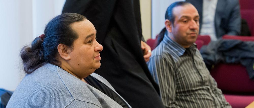 Like Muja (l) und Juliano Muja, die Eltern der getöteten Jenisa, sitzen am Dienstag im Landgericht in Hannover. Ein 44-Jähriger Angeklagter soll 2007 die achtjährige Jenisa aus Hannover getötet haben.
