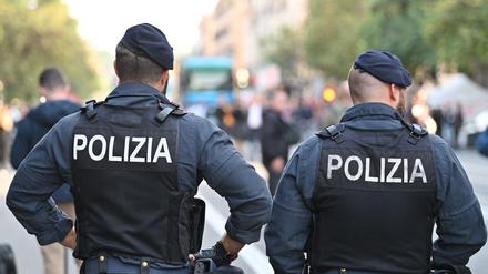 Polizisten stehen in Rom. (Archivbild)