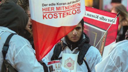 Salafisten bei der Verteilung von Koranausgaben in Frankfurt/Main