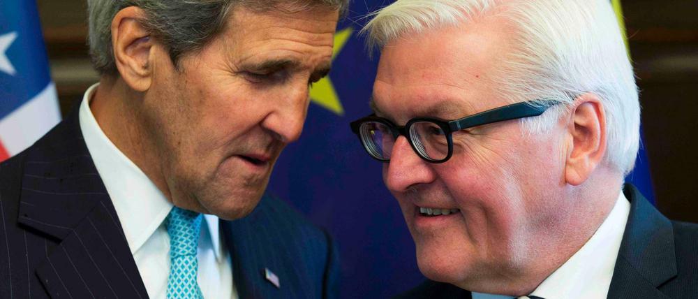 Der amerikanische Außenminister John Kerry und sein deutscher Kollege Frank-Walter Steinmeier (SPD) würden die Verhandlungen über eine politische Lösung des Syrien-Konflikts gerne wieder in Gang bringen. Das Foto zeigt die beiden Minister zu Beginn ihres Treffens in der Villa Borsig in Berlin.