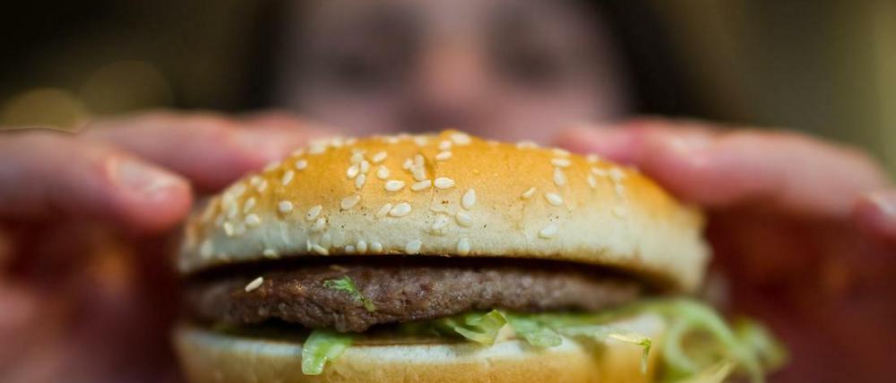 Noch gibt es nur klassische Burger bei McDonald's. Doch wenn erst einmal genug Bio-Fleisch-Zulieferer gefunden sind, sollen Bio-Burger langfristig ins Menu integriert werden.