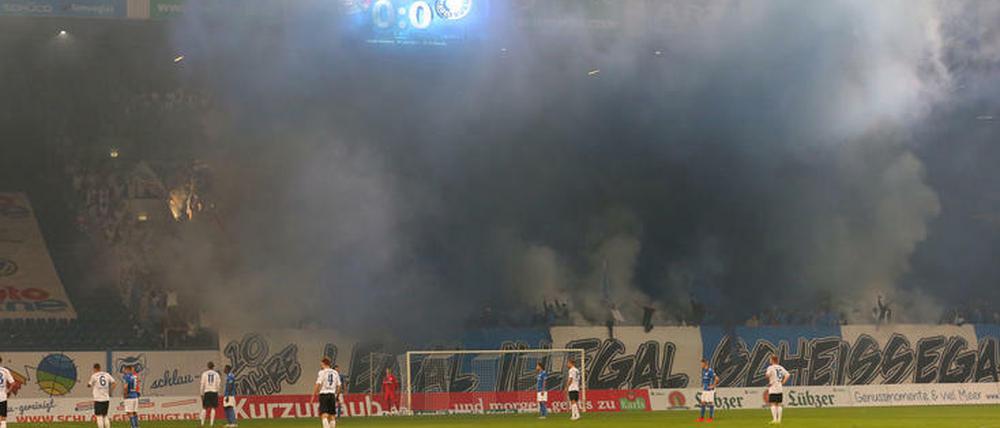 Rauch statt Fußball. Hansa-Anhänger sind mal wieder negativ aufgefallen.