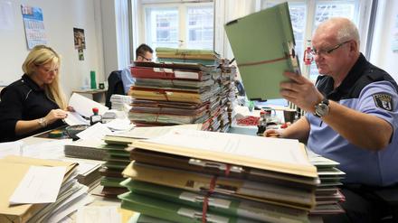 Jede Menge Akten. Mitarbeiter in der Poststelle bearbeiten die Eingänge im Sozialgericht.