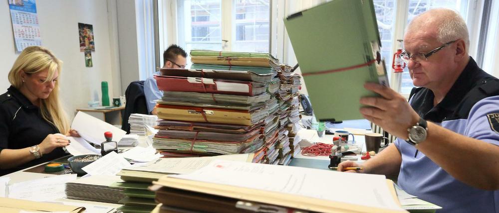 Jede Menge Akten. Mitarbeiter in der Poststelle bearbeiten die Eingänge im Sozialgericht.