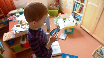 Kind mit Smartphone