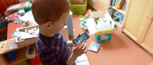 Kind mit Smartphone