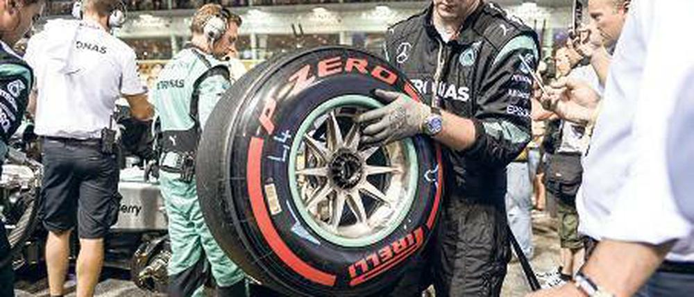 Pneu à Pneu. Ein Mercedes-Techniker bei der Fehlersuche.