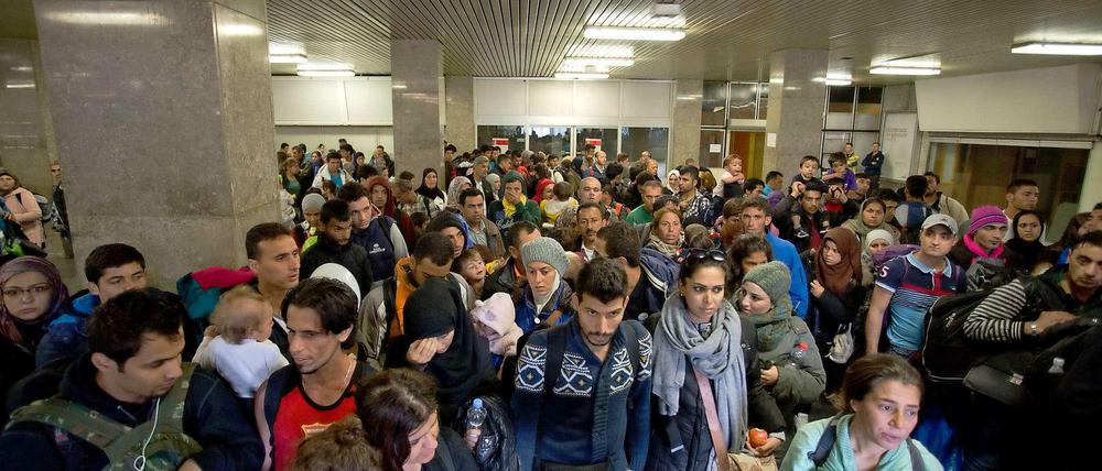 Wohin mit ihnen? Flüchtlinge bei der Ankunft in Berlin. Es wird immer schwieriger, für ihre Heime Betreiber zu finden. 