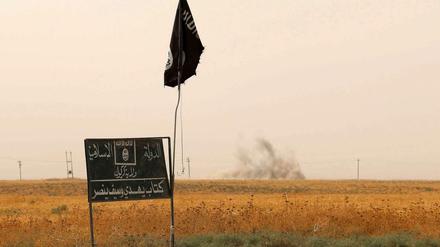 Fahne des "Islamischen Staat" (IS) in der Nähe von Kirkuk.