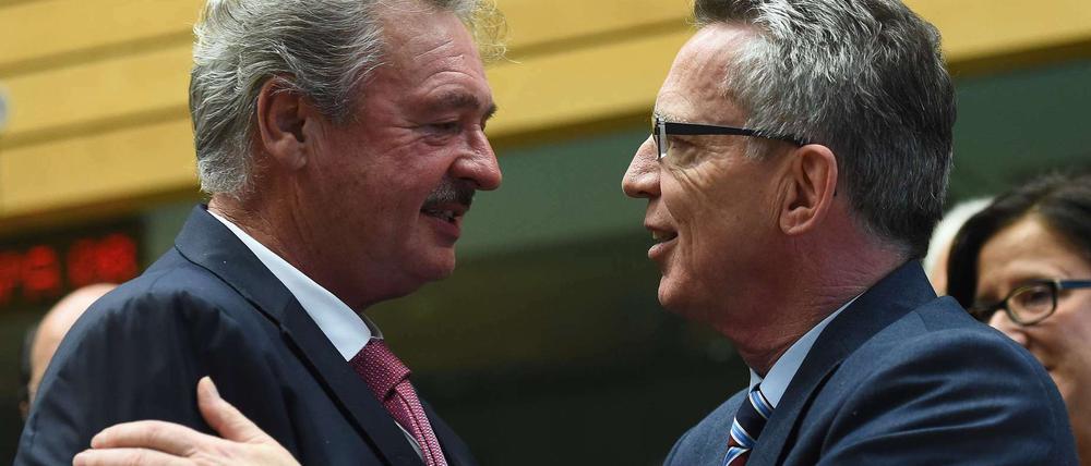 Innenminister Thomas de Maizière (rechts) und Luxemburgs Minister für Migrationsfragen, Jean Asselborn, am Dienstag in Brüssel. 