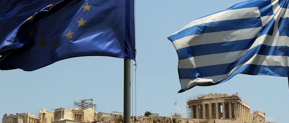 Die Fahnen der EU und Griechenlands flattern vor der Akropolis in Athen im Wind.