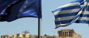 Die Fahnen der EU und Griechenlands flattern vor der Akropolis in Athen im Wind. 
