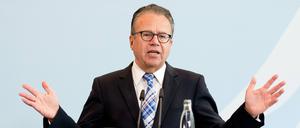 Frank-Jürgen Weise soll neben der Bundesagentur für Arbeit auch das Bundesamtes für Migration und Flüchtlinge übernehmen. 