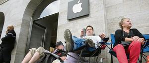 Für’n Apple und ’n iPhone: Berliner campen vor dem Apple Store am Kurfürstendamm.