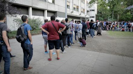 Flüchtlinge warten auf dem Gelände des Landesamtes für Gesundheit und Soziales.