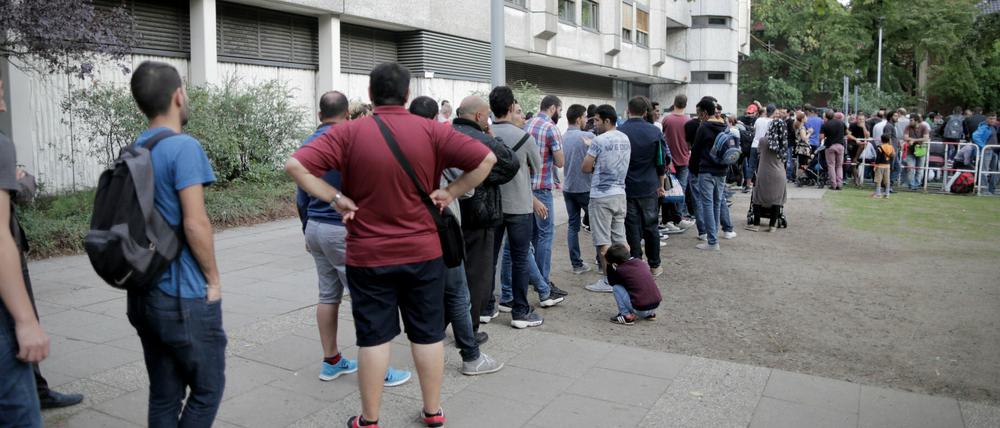 Flüchtlinge warten auf dem Gelände des Landesamtes für Gesundheit und Soziales.