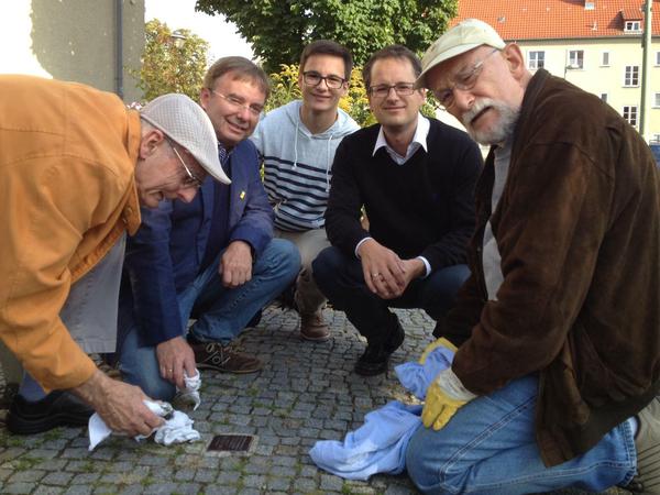70 Stolpersteine hat die Reinickendorfer FDP am Freitag und am Samstag gereinigt.